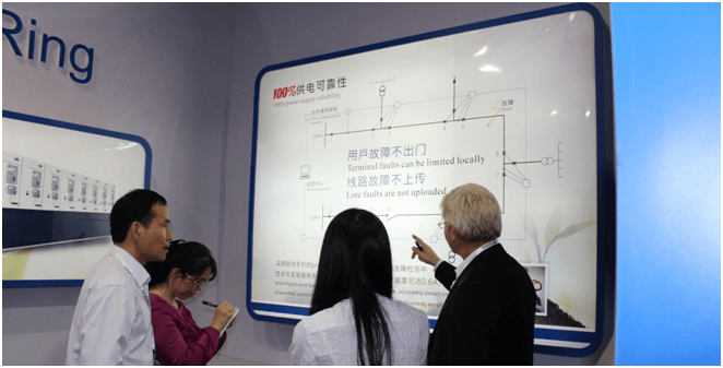 Mr. Lars向電器工業(yè)協(xié)會智能電網設備委員會秘書長介紹赫茲曼簡潔高效的配網自動化
